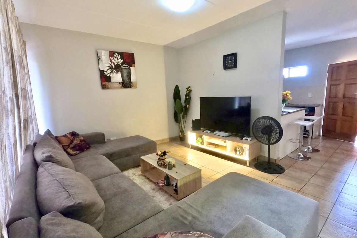 Modern apartment with expansive living space - Photo 5