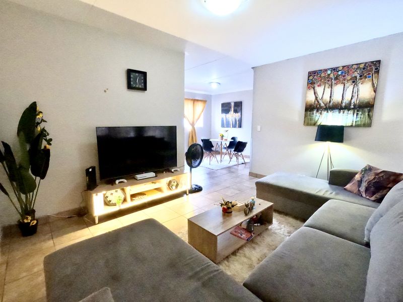 Modern apartment with expansive living space - Photo 6