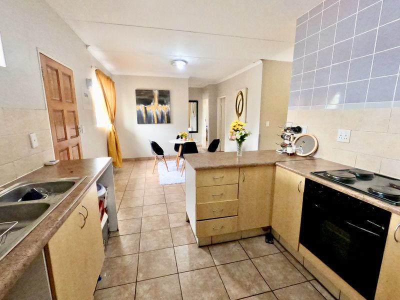 Modern apartment with expansive living space - Photo 2