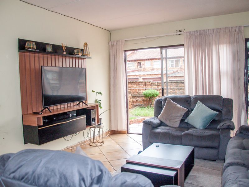 Private, Easy-Care Lifestyle. - Photo 6