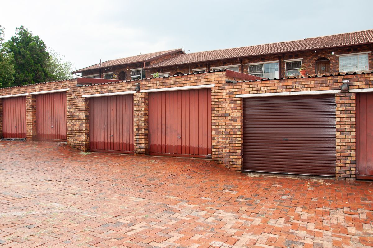 Private, Easy-Care Lifestyle. - Photo 2