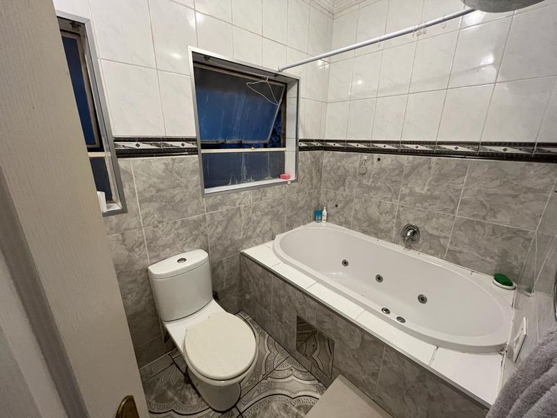 Spacious two bedroom unit in a tranquil complex - Photo 6