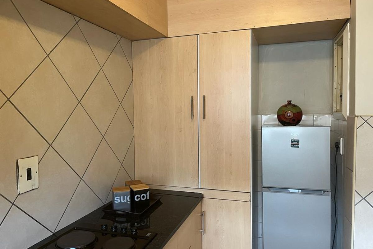 Spacious two bedroom unit in a tranquil complex - Photo 4