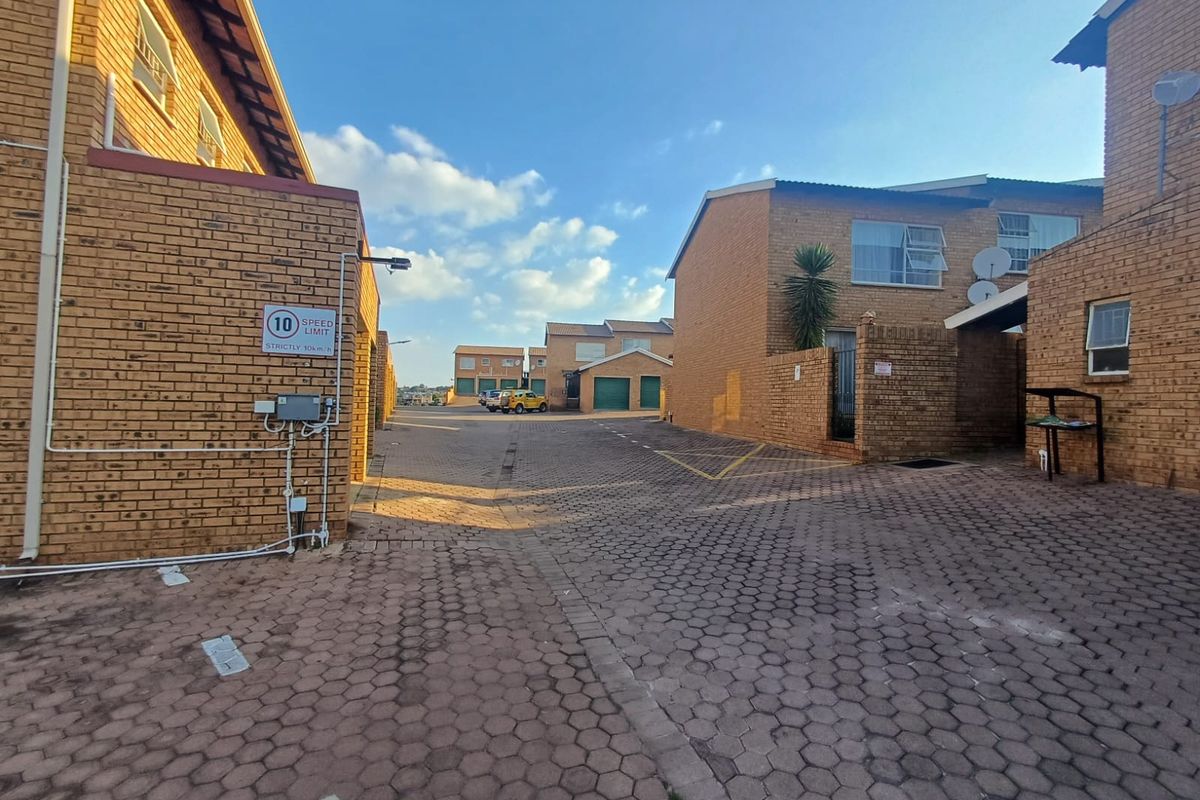 Perfect lock-up and go 2 bedroom unit - Photo 2