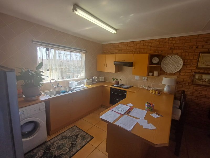 Perfect lock-up and go 2 bedroom unit - Photo 3