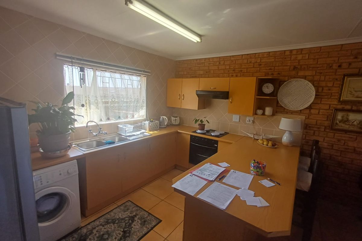 Perfect lock-up and go 2 bedroom unit - Photo 3