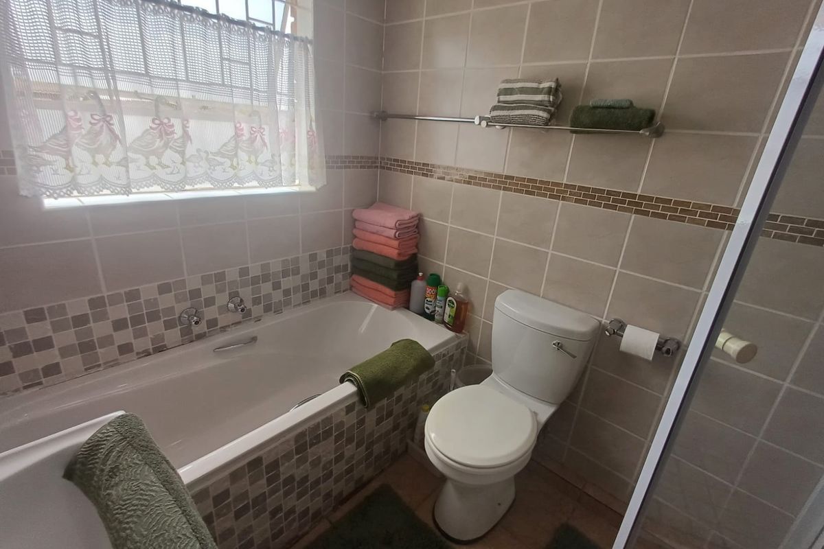 Perfect lock-up and go 2 bedroom unit - Photo 5