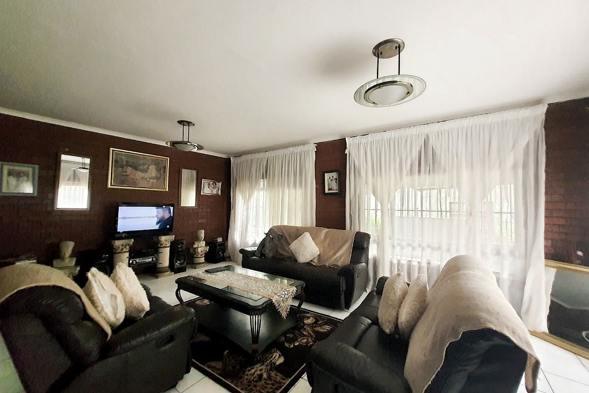 Charming Family Home - Photo 4