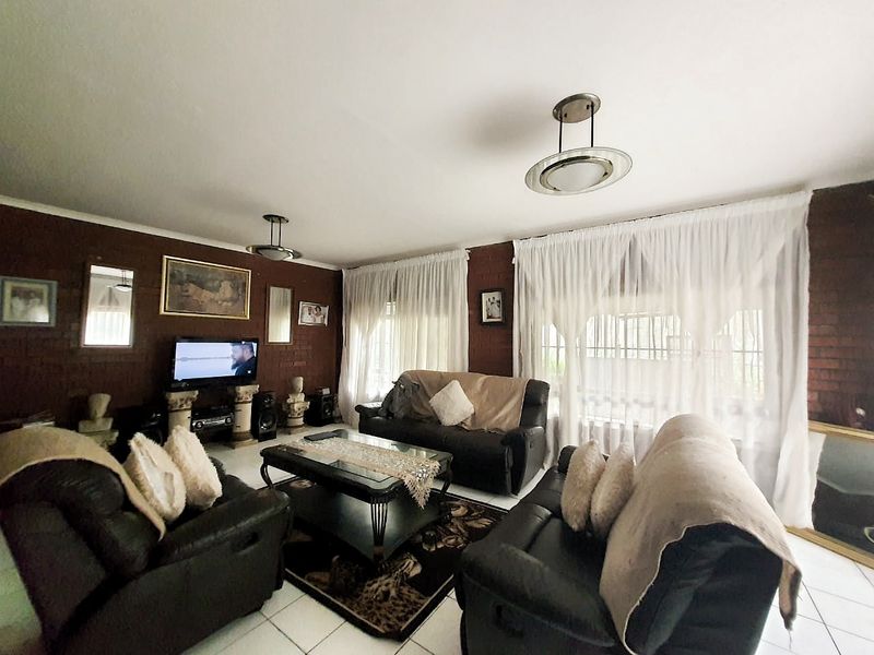 Charming Family Home - Photo 4