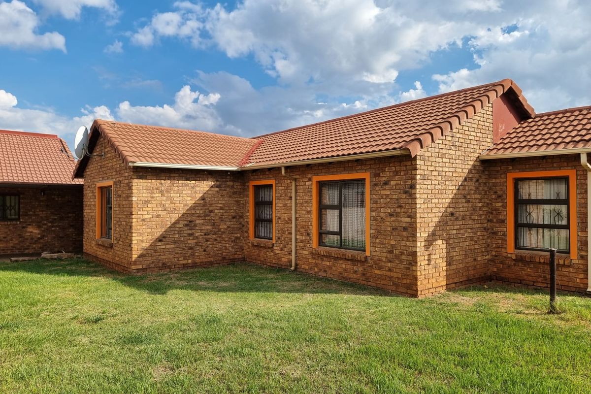 Three Bedroom, Two bathroom with large garage and Spacious yard to Let - Photo 2