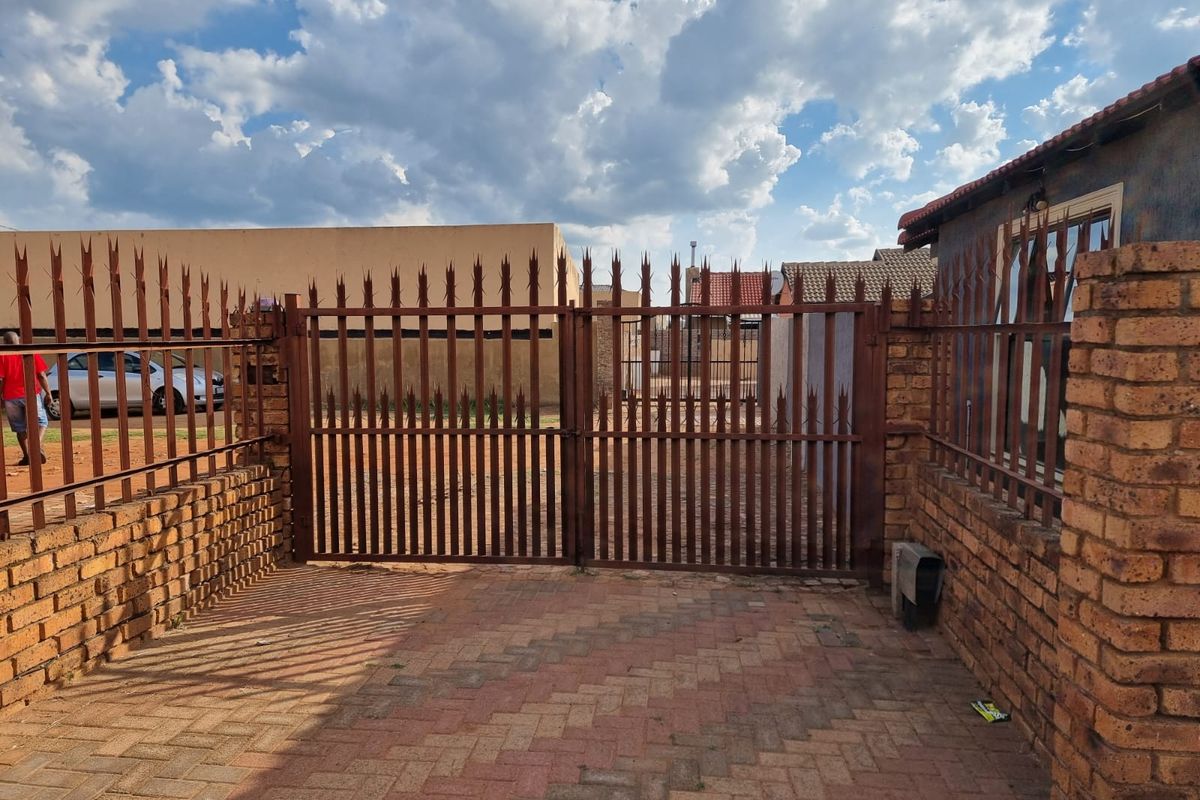 Three Bedroom, Two bathroom with large garage and Spacious yard to Let - Photo 5