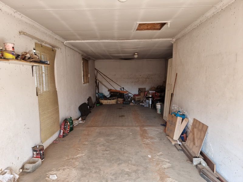 Three Bedroom, Two bathroom with large garage and Spacious yard to Let - Photo 8