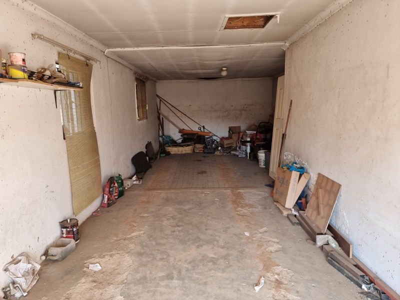 Three Bedroom, Two bathroom with large garage and Spacious yard to Let - Photo 7