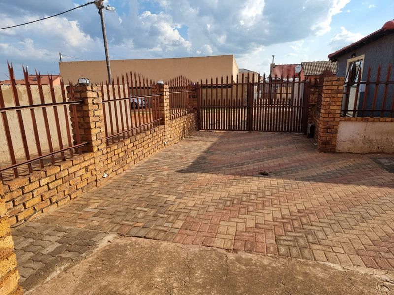 Three Bedroom, Two bathroom with large garage and Spacious yard to Let - Photo 3