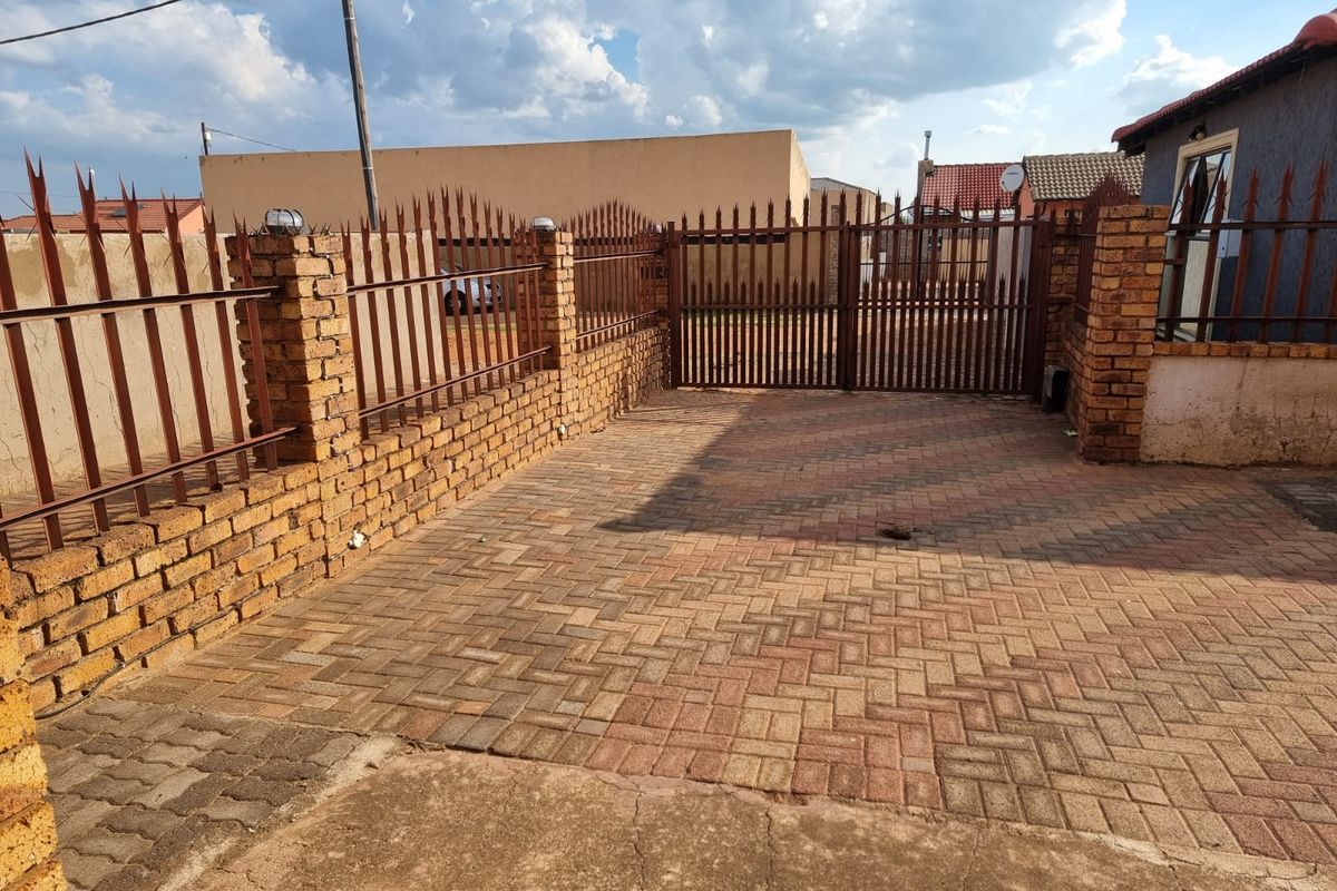 Three Bedroom, Two bathroom with large garage and Spacious yard to Let - Photo 3