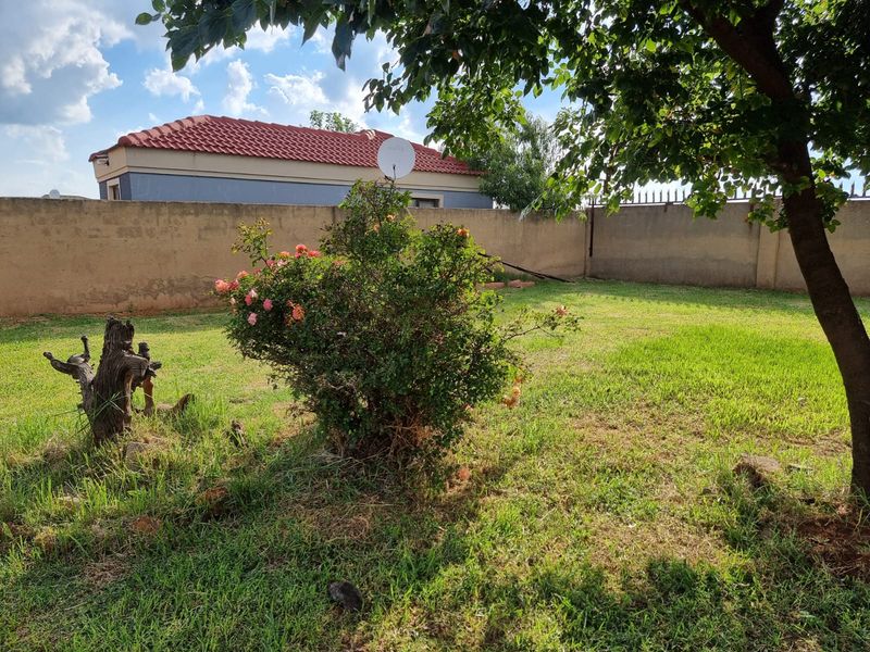 Three Bedroom, Two bathroom with large garage and Spacious yard to Let - Photo 4