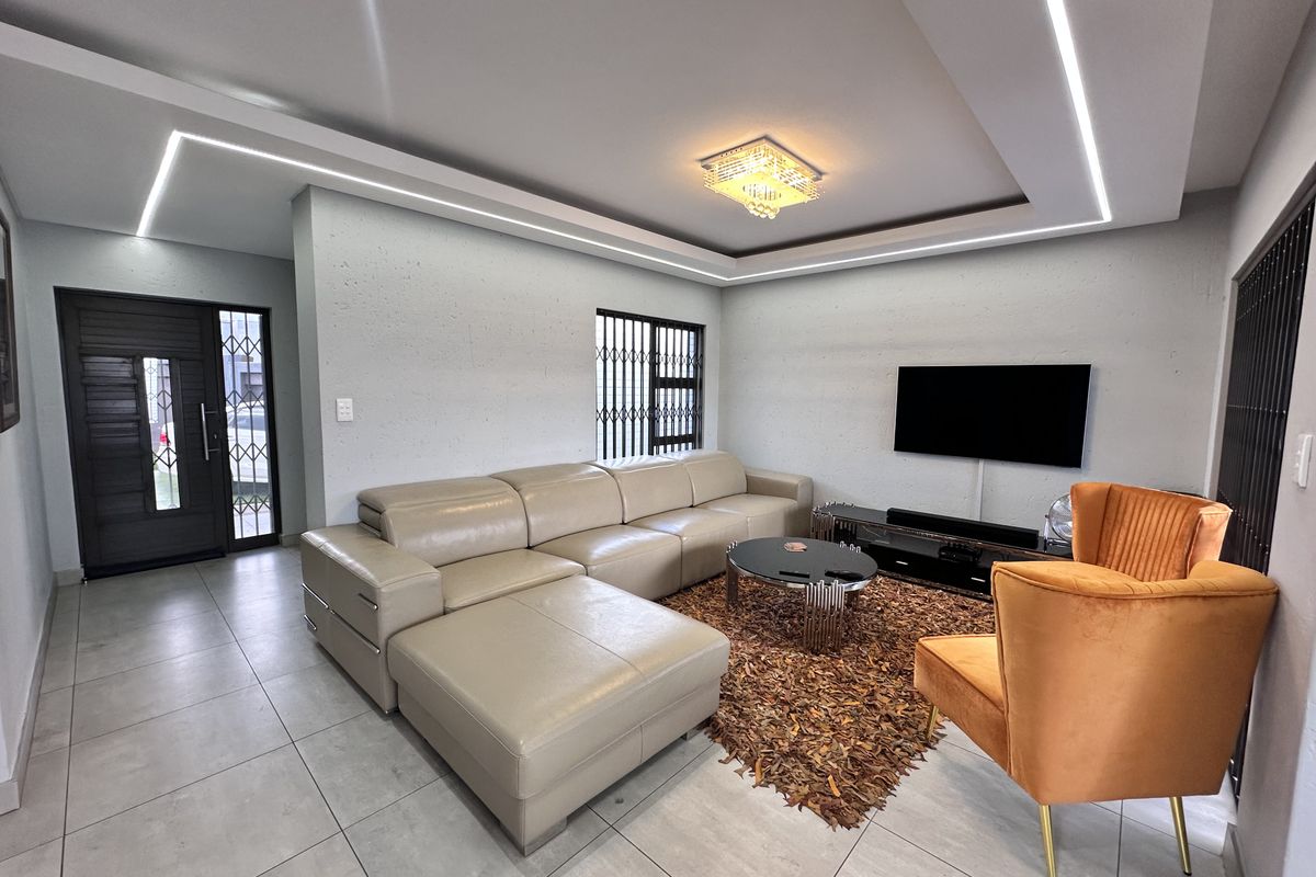 Elegant Modern Home With Solar Power - Photo 2