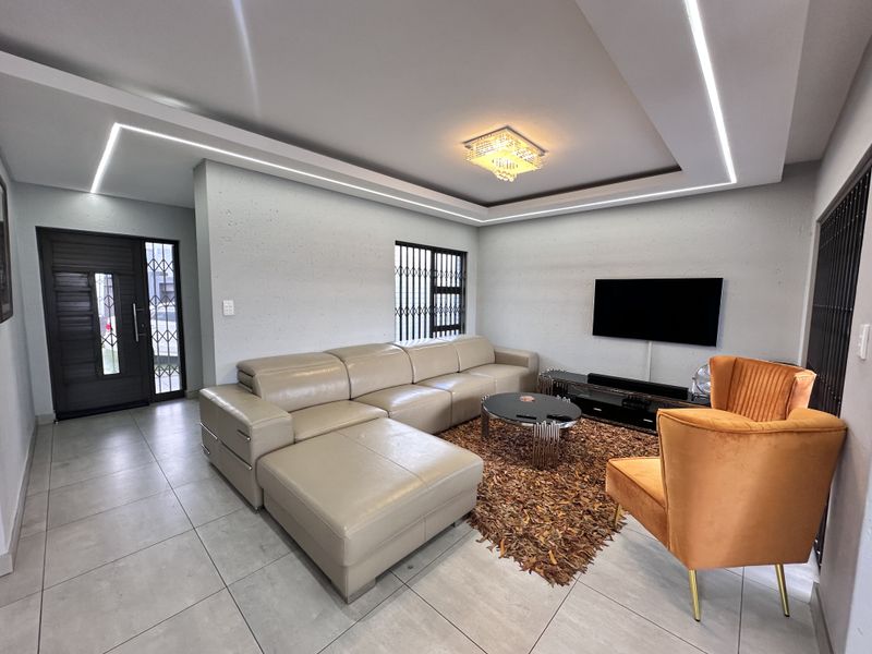 Elegant Modern Home With Solar Power - Photo 2