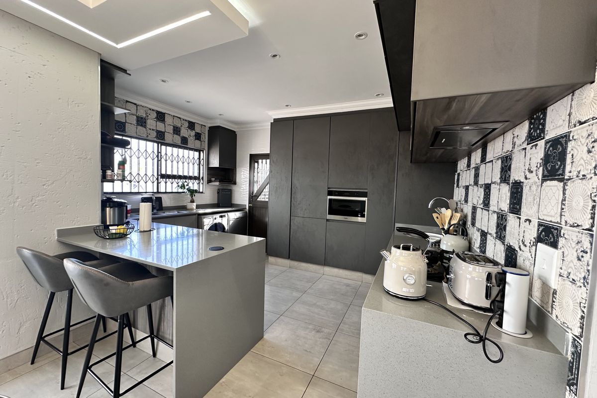 Elegant Modern Home With Solar Power - Photo 5