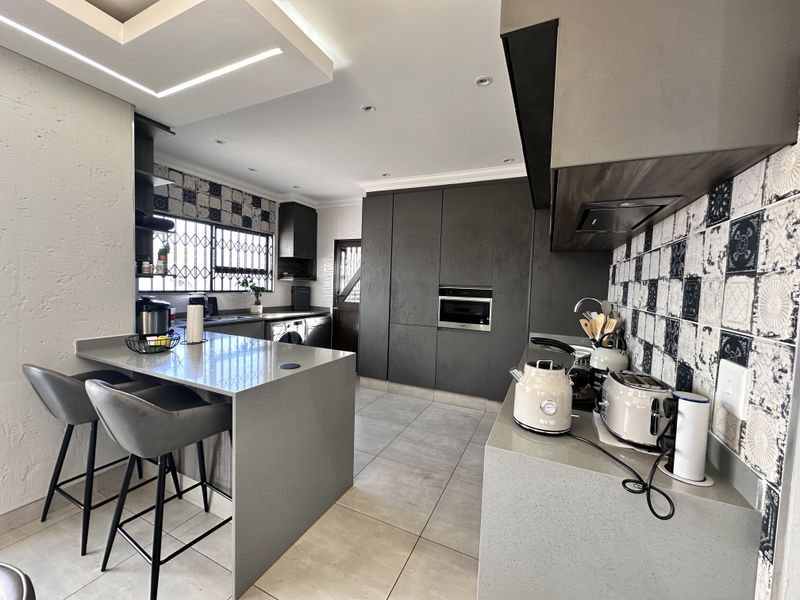 Elegant Modern Home With Solar Power - Photo 5