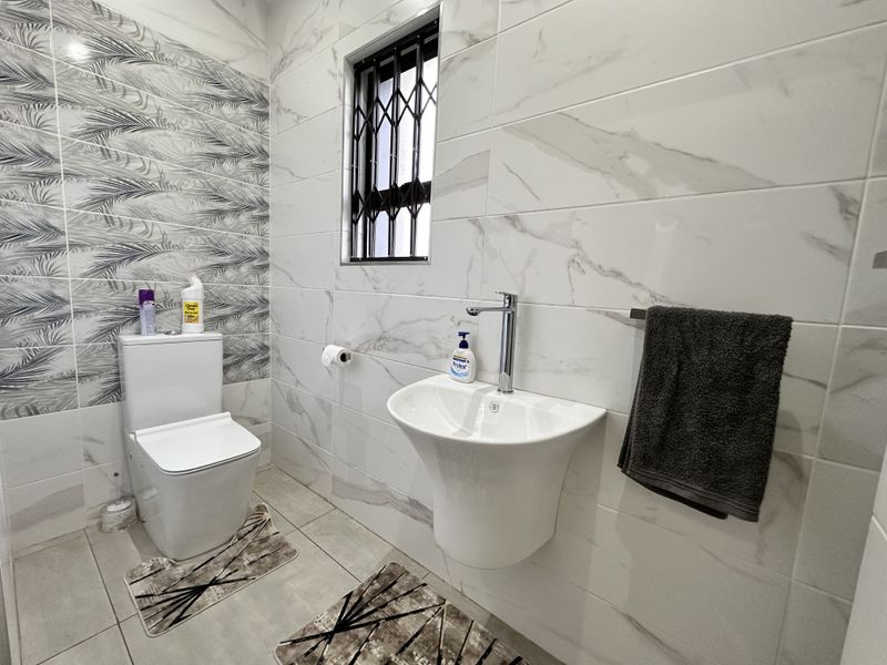 Elegant Modern Home With Solar Power - Photo 10