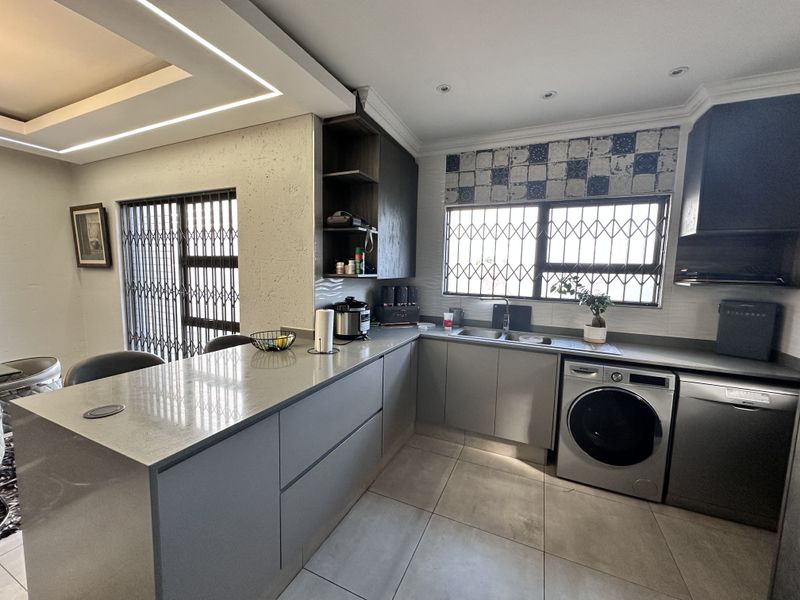 Elegant Modern Home With Solar Power - Photo 9