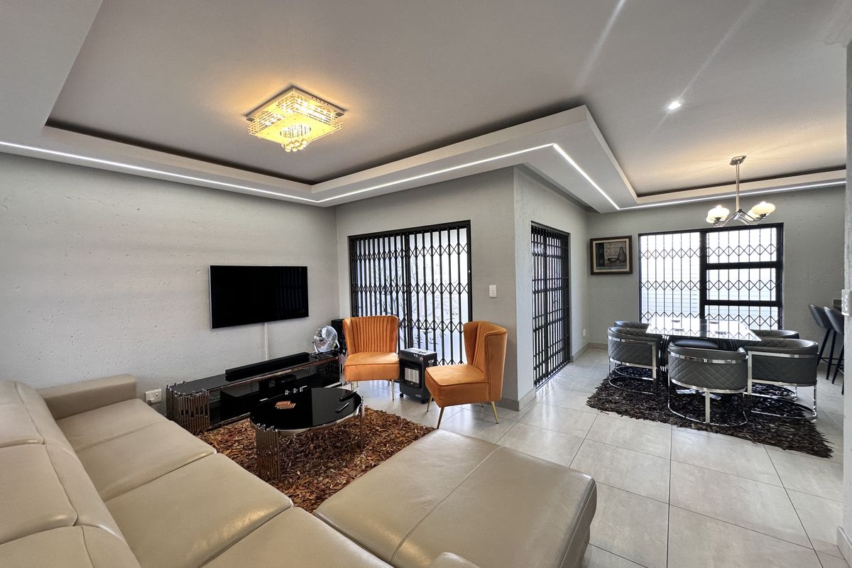 Elegant Modern Home With Solar Power - Photo 3