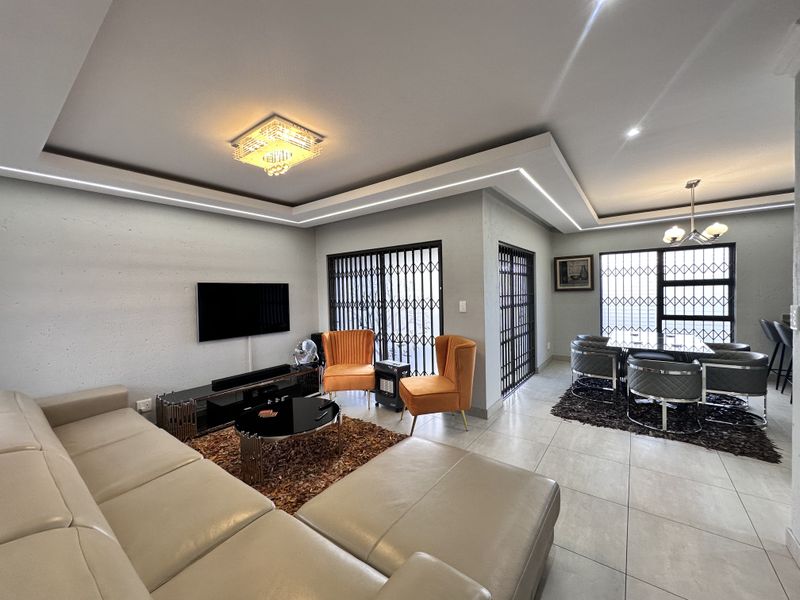 Elegant Modern Home With Solar Power - Photo 3