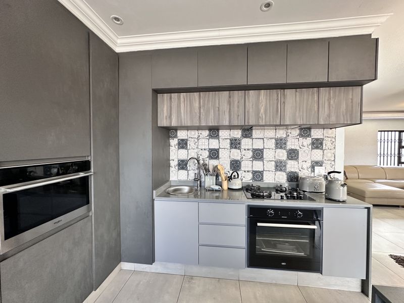 Elegant Modern Home With Solar Power - Photo 8