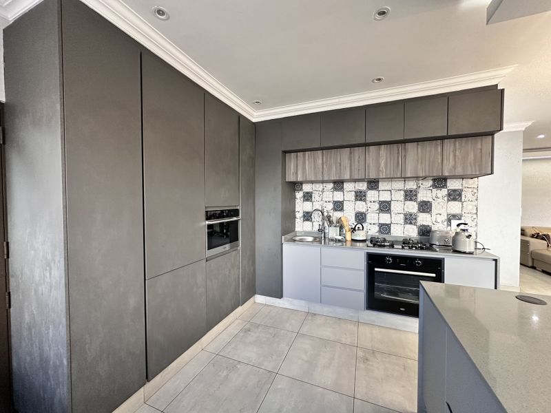 Elegant Modern Home With Solar Power - Photo 7