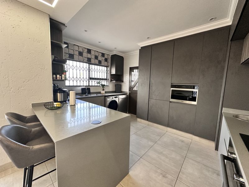 Elegant Modern Home With Solar Power - Photo 6