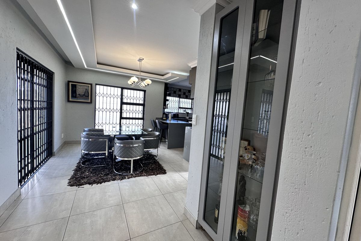 Elegant Modern Home With Solar Power - Photo 4