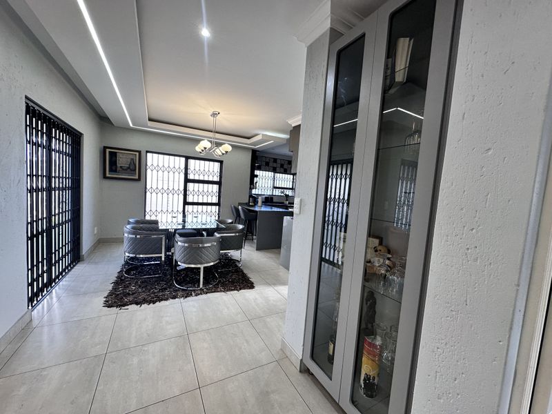 Elegant Modern Home With Solar Power - Photo 4