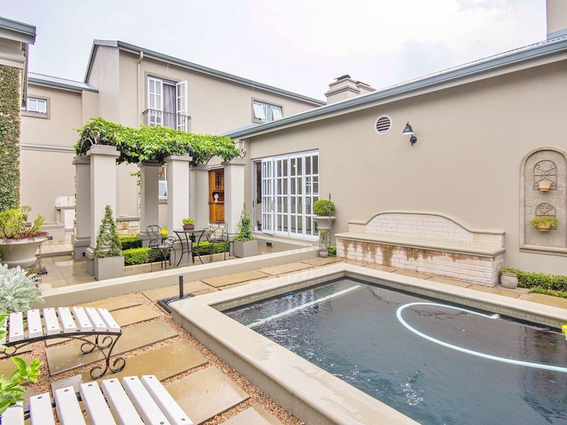 Welcome to this stunning French Country-style double story home, epitomizing luxury and elegance. - Photo 2