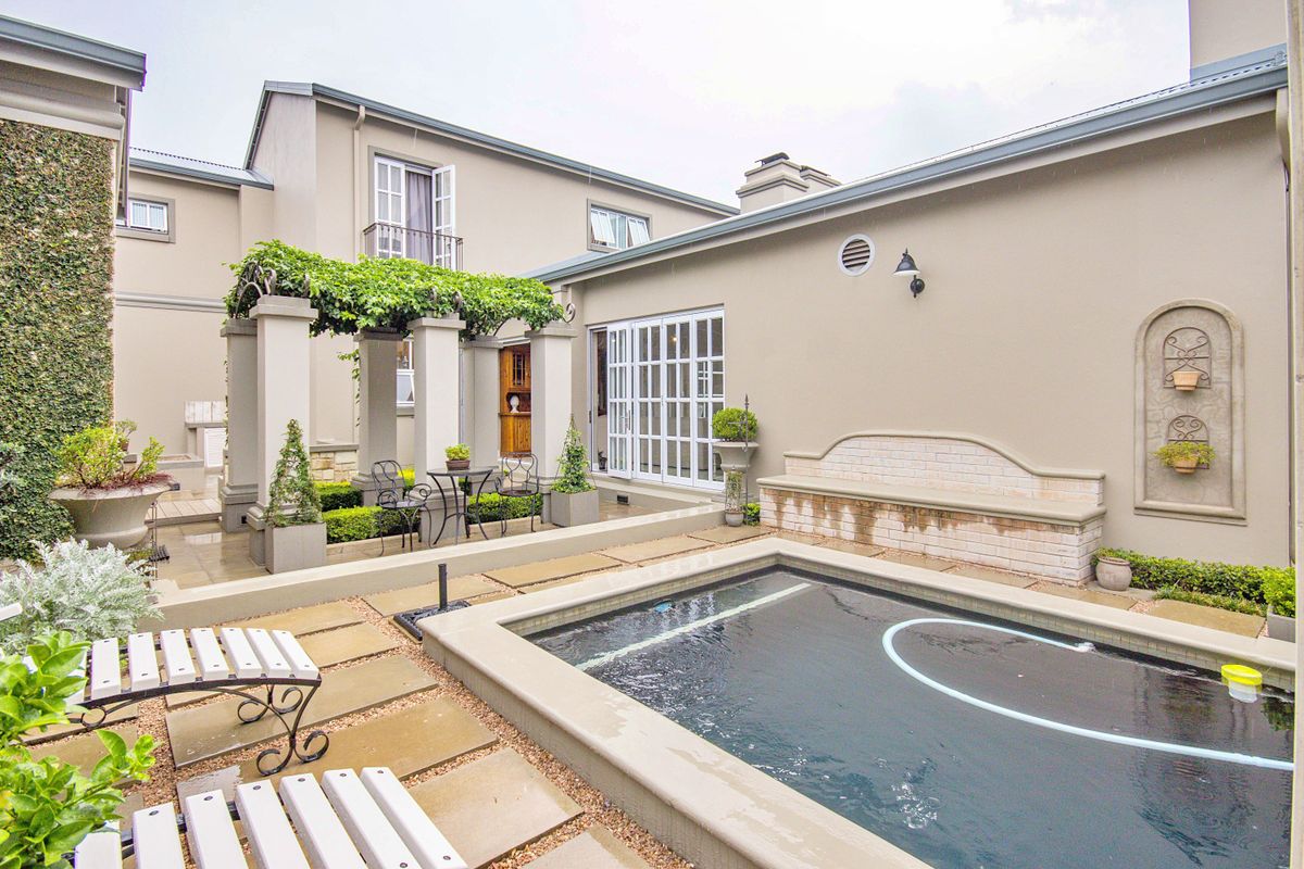 Welcome to this stunning French Country-style double story home, epitomizing luxury and elegance. - Photo 2