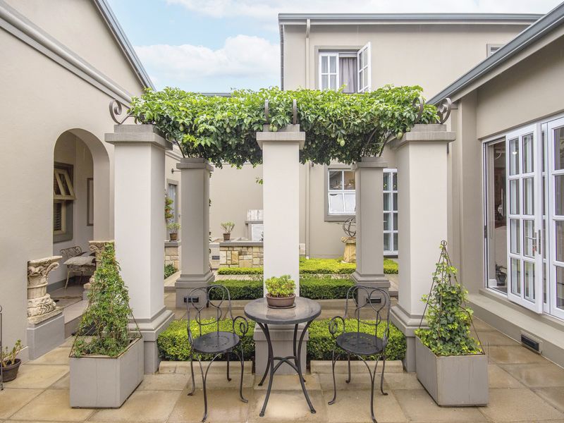 Welcome to this stunning French Country-style double story home, epitomizing luxury and elegance. - Photo 3