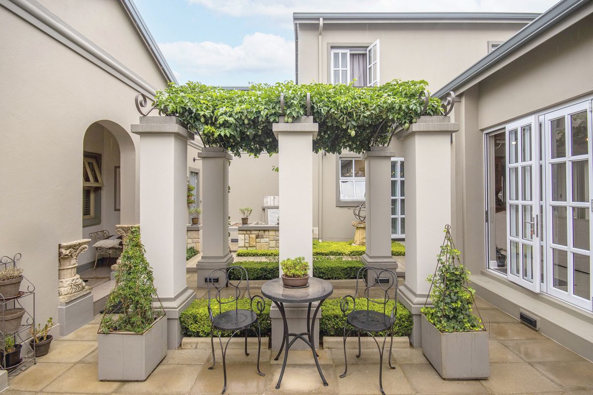 Welcome to this stunning French Country-style double story home, epitomizing luxury and elegance. - Photo 3