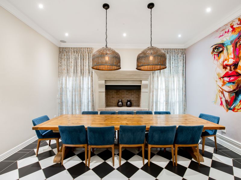 Welcome to this stunning French Country-style double story home, epitomizing luxury and elegance. - Photo 10