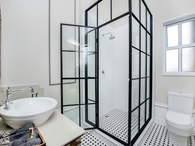 Welcome to this stunning French Country-style double story home, epitomizing luxury and elegance. - Photo 8