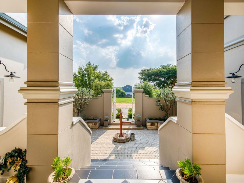 Welcome to this stunning French Country-style double story home, epitomizing luxury and elegance. - Photo 7