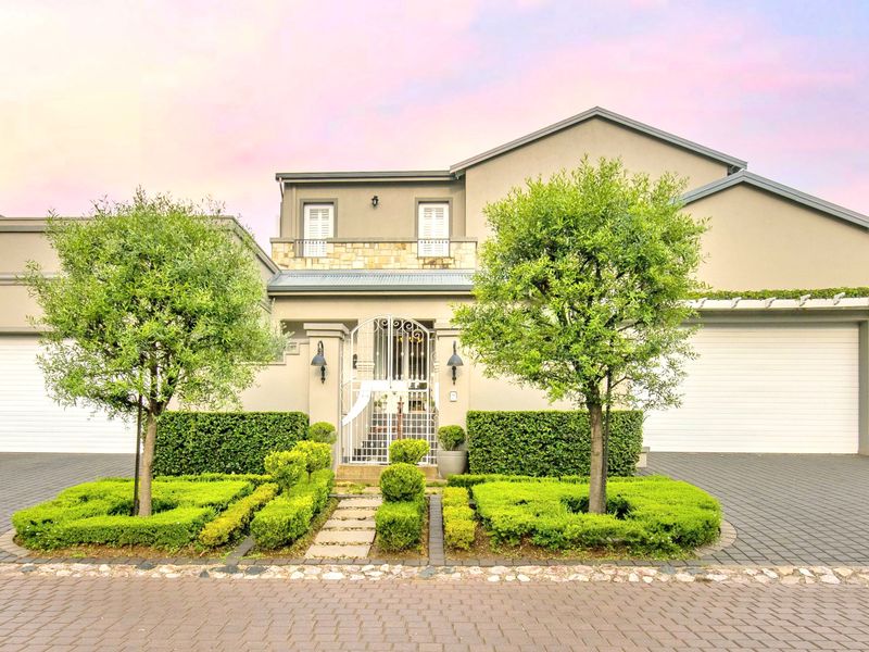 Welcome to this stunning French Country-style double story home, epitomizing luxury and elegance. - Photo 4