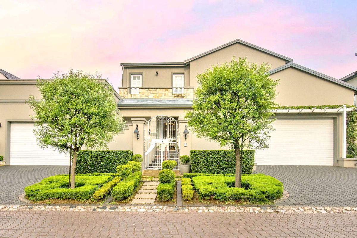 Welcome to this stunning French Country-style double story home, epitomizing luxury and elegance. - Photo 4
