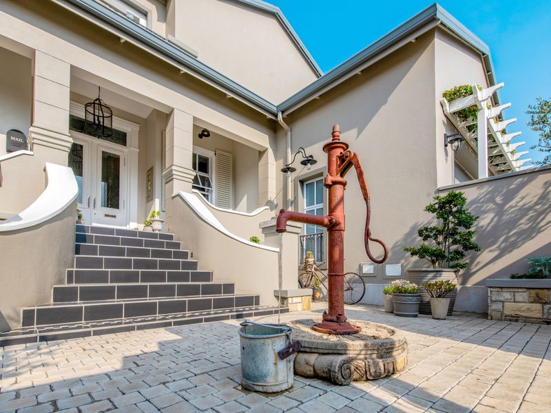 Welcome to this stunning French Country-style double story home, epitomizing luxury and elegance. - Photo 6