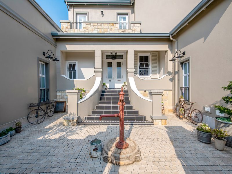 Welcome to this stunning French Country-style double story home, epitomizing luxury and elegance. - Photo 5