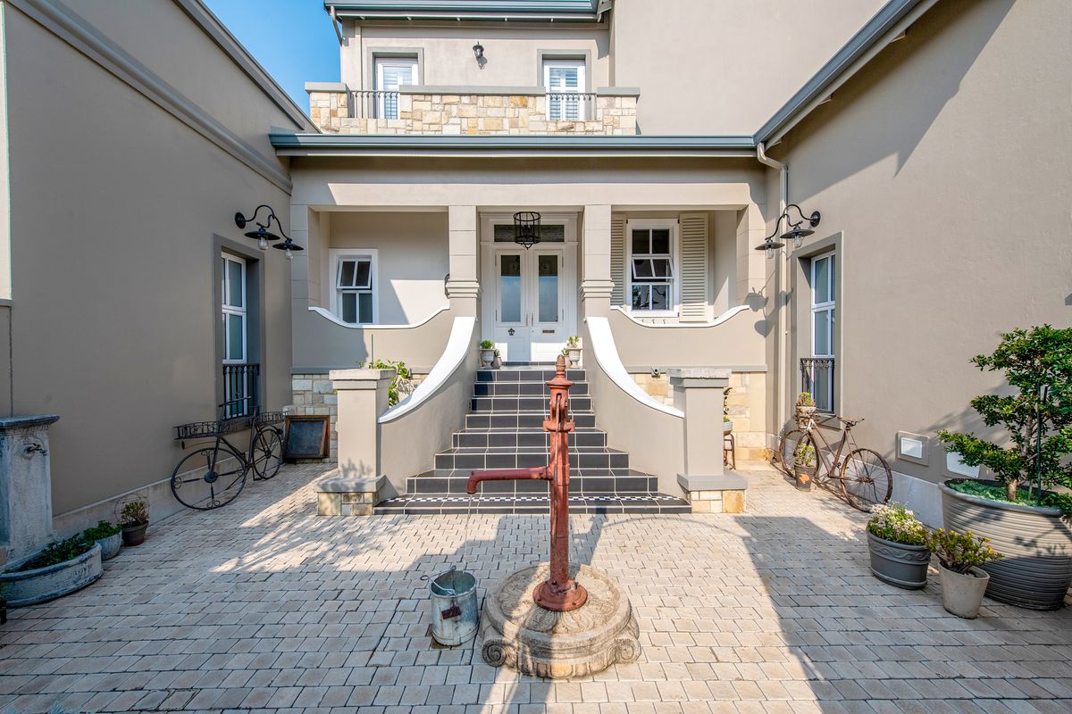 Welcome to this stunning French Country-style double story home, epitomizing luxury and elegance. - Photo 5