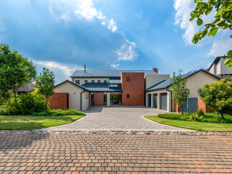 Welcome to this stunning and expansive residence, where luxury meets comfort in every corner. - Photo 5