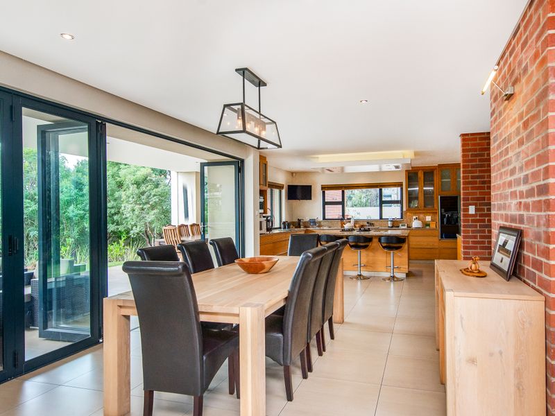 Welcome to this stunning and expansive residence, where luxury meets comfort in every corner. - Photo 10