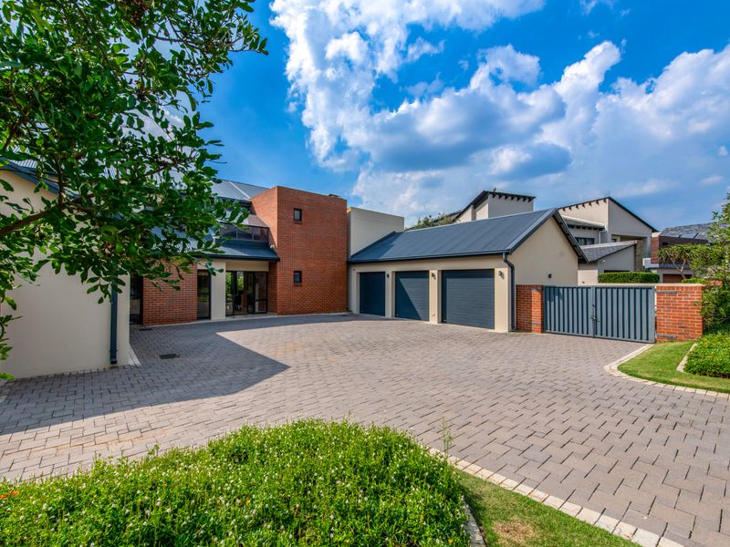 Welcome to this stunning and expansive residence, where luxury meets comfort in every corner. - Photo 6