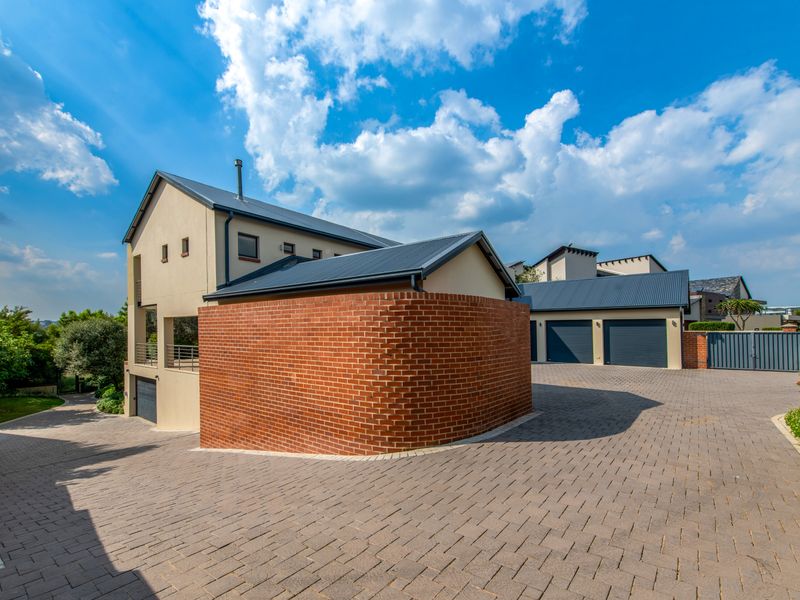 Welcome to this stunning and expansive residence, where luxury meets comfort in every corner. - Photo 7