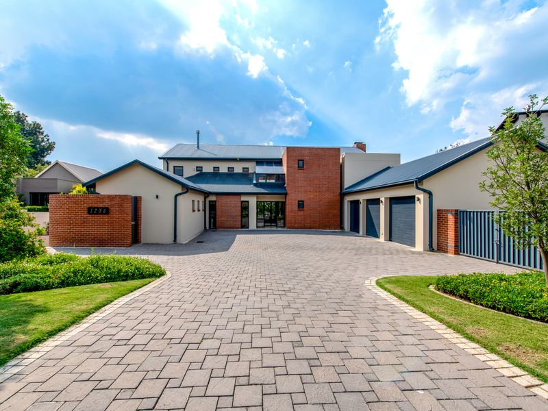 Welcome to this stunning and expansive residence, where luxury meets comfort in every corner. - Photo 4